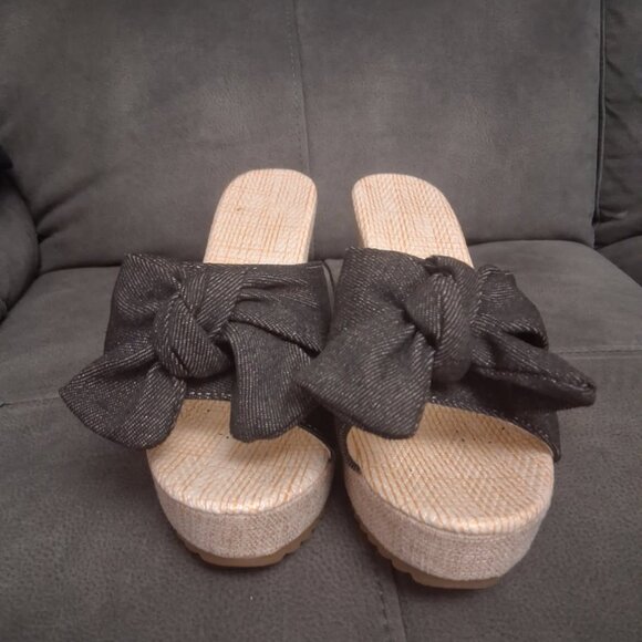 Bow Wedge Sandles - Picture 1 of 3